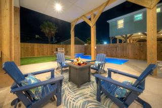 Deja Blue Coastal Retreat w Pool Firepit BBQ Outdoor TV Lounge - 6