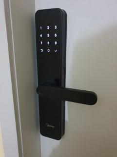 A blue nook the color of the sea - 1