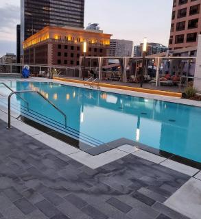 Stunning 3BR High-rise with Pool, Spa & Rooftop Views - Los Angeles - 3
