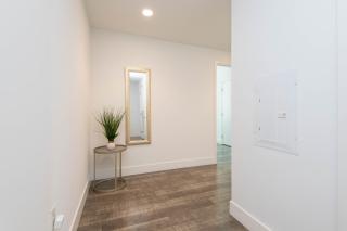 Stunning 3BR High-rise with Pool, Spa & Rooftop Views - Los Angeles - 4