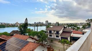 Apto em Torres-RS - Vista para Lagoa do Violão - Ar-condicionado quartos - Smart Tv - Wifi - Terraço e churrasqueira privativos - Próximo do centro e mercados - Garagem dois carros - Aceita pet - 4