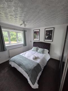 Bright & Cozy 3 Bed House with Parking - 6