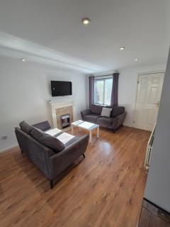 Bright & Cozy 3 Bed House with Parking - Dallington - 5