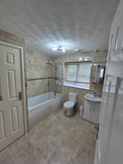 Bright & Cozy 3 Bed House with Parking - Dallington - 4