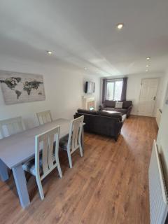 Bright & Cozy 3 Bed House with Parking - Dallington - 3