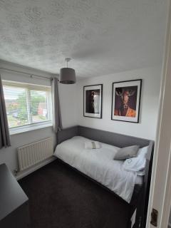 Bright & Cozy 3 Bed House with Parking - Dallington - 1