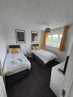 Bright & Cozy 3 Bed House with Parking - Dallington - 4