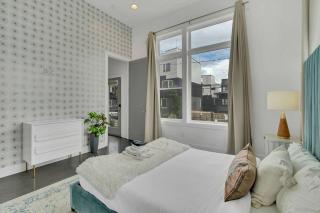 2 Lux Homes Huge Rooftop 2mi to DT Sleeps 24 - 4