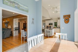 Gem of Narragansett Beach, House Retreat! - Narragansett - 3