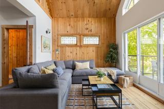 Rustic Waterfront Chalet Panoramic View and Spa - Chertsey - 0
