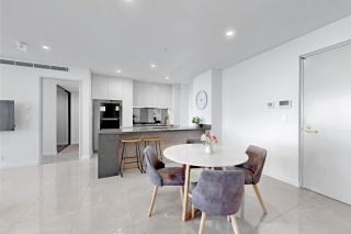 Beach Front 2BR Meriton Sunrise & Ocean Views - 3