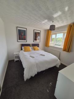 Bright & Cozy 3 Bed House with Parking - 5