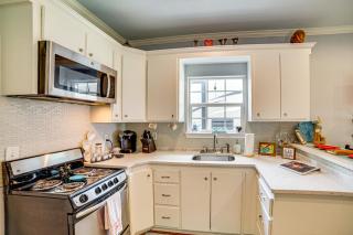 Pet-Friendly Lakefront Getaway with Hot Tub! - Coffee City - 4
