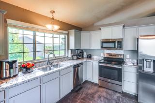 4 Mi to Offutt AFB - Family Home in Omaha Suburbs! - 6