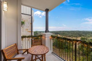 Balcony with Hills View,Pool, Free Parking and Gym - Austin - 0