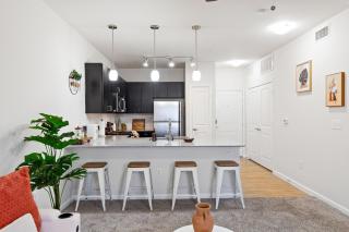 Balcony with Hills View,Pool, Free Parking and Gym - Austin - 9
