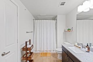 Balcony with Hills View,Pool, Free Parking and Gym - Austin - 8