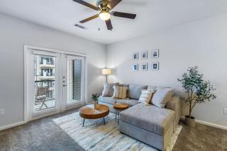 Long Stays Welcome, Pool, Free Parking, and Balcony - Austin - 0