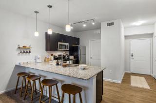 Long Stays Welcome, Pool, Free Parking, and Balcony - Austin - 9
