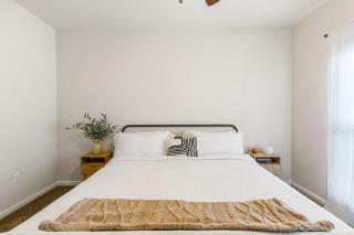 Long Stays Welcome, Pool, Free Parking, and Balcony - Austin - 6