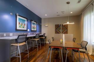 Long Stays Welcome, Pool, Free Parking, and Balcony - Austin - 5
