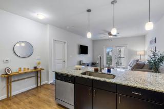 Long Stays Welcome, Pool, Free Parking, and Balcony - Austin - 4