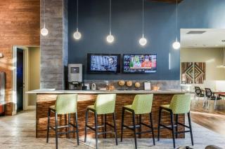 Long Stays Welcome, Pool, Free Parking, and Balcony - Austin - 3