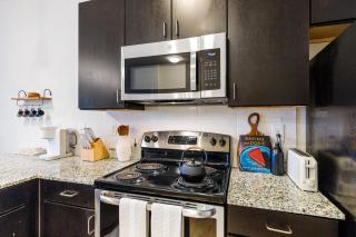 Long Stays Welcome, Pool, Free Parking, and Balcony - Austin - 2