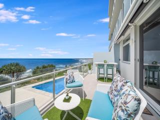 Steps to Kings Beach, absolute beachfront & big balcony - Caloundra - 0