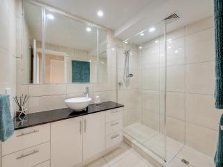 Steps to Kings Beach, absolute beachfront & big balcony - Caloundra - 9