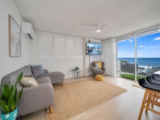 Steps to Kings Beach, absolute beachfront & big balcony - Caloundra - 8