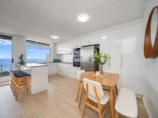 Steps to Kings Beach, absolute beachfront & big balcony - Caloundra - 7