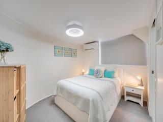 Steps to Kings Beach, absolute beachfront & big balcony - Caloundra - 6