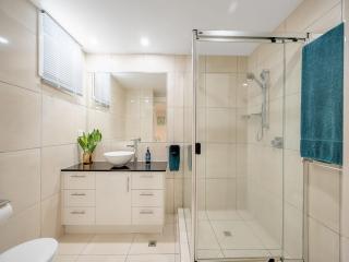 Steps to Kings Beach, absolute beachfront & big balcony - Caloundra - 4