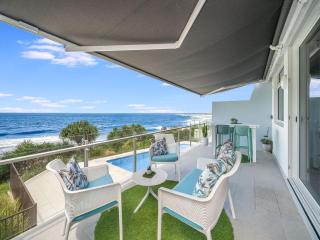 Steps to Kings Beach, absolute beachfront & big balcony - Caloundra - 3