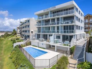 Steps to Kings Beach, absolute beachfront & big balcony - Caloundra - 2