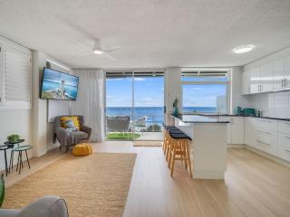 Steps to Kings Beach, absolute beachfront & big balcony - Caloundra - 1