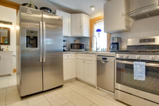 1 Mi to Ferry Terminal Oak Bluffs Family Retreat! - Oak Bluffs - 1