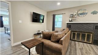 Newly remodeled waterfront home - Rocky Mount - 8
