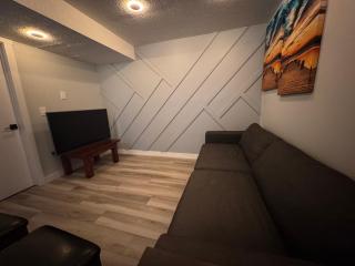 Spacious 2 bedroom 3 beds lower unit with separate entrance and parking space Near Downtown, Calgary Zoo, Costco and many more - Calgary - 7