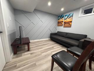 Spacious 2 bedroom 3 beds lower unit with separate entrance and parking space Near Downtown, Calgary Zoo, Costco and many more - Calgary - 0