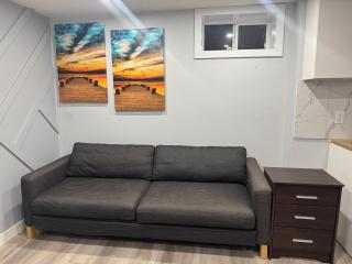 Spacious 2 bedroom 3 beds lower unit with separate entrance and parking space Near Downtown, Calgary Zoo, Costco and many more - Calgary - 3