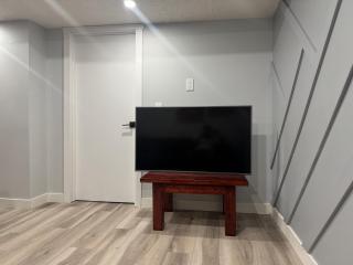 Spacious 2 bedroom 3 beds lower unit with separate entrance and parking space Near Downtown, Calgary Zoo, Costco and many more - Calgary - 5