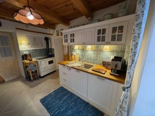 Villa Amalia, centrum Banska Stiavnica, parkovanie pre 2 auta, velka zahrada s krbom, cela Villa Amalia pre 16 osob alebo samostatne nezavisle prve podlazie Villa AMA pre 8 osob alebo samostatne nezavisle podkrovie Villa LIA pre 8 osob,prístup cez PIN-kód - Banská Štiavnica - 6