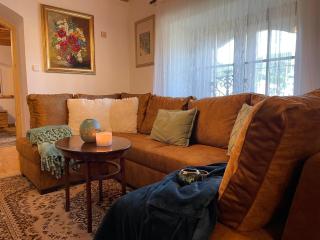 Villa Amalia, centrum Banska Stiavnica, parkovanie pre 2 auta, velka zahrada s krbom, cela Villa Amalia pre 16 osob alebo samostatne nezavisle prve podlazie Villa AMA pre 8 osob alebo samostatne nezavisle podkrovie Villa LIA pre 8 osob,prístup cez PIN-kód - Banská Štiavnica - 3