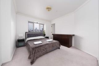 Spacious Room with Private Washroom in Homestay - Vancouver - 9
