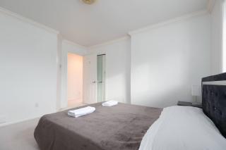 Spacious Room with Private Washroom in Homestay - Vancouver - 7