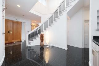 Spacious Room with Private Washroom in Homestay - Vancouver - 3