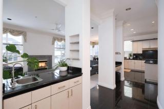 Spacious Room with Private Washroom in Homestay - Vancouver - 2