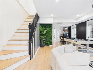 Spacious 4BR with Outdoor Oasis - Chicago - 9